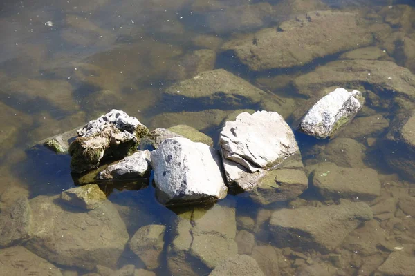 Μεγάλες Γκρίζες Πέτρες Στην Προκυμαία Της Λίμνης — Φωτογραφία Αρχείου