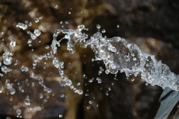 海滨池塘上的灰色大石头 — 图库照片