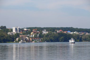 Büyük bir turist gemisi gölette yüzüyor.