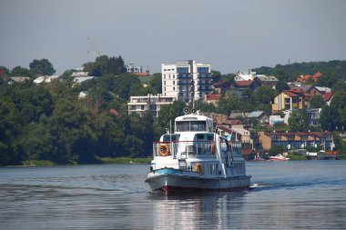 Büyük bir turist gemisi gölette yüzüyor.