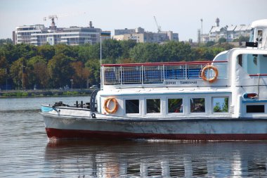 Büyük bir turist gemisi gölette yüzüyor.