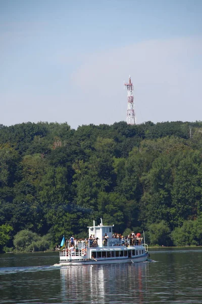 Velká Turistická Loď Plave Jezírku — Stock fotografie