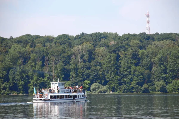 Ein Großes Touristenschiff Schwimmt Auf Dem Teich — Stockfoto