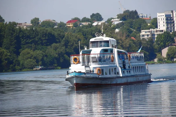 Ein Großes Touristenschiff Schwimmt Auf Dem Teich — Stockfoto