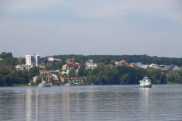 Velká Turistická Loď Plave Jezírku — Stock fotografie