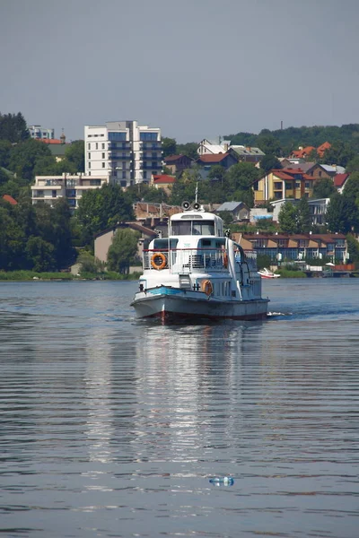 Ein Großes Touristenschiff Schwimmt Auf Dem Teich — Stockfoto