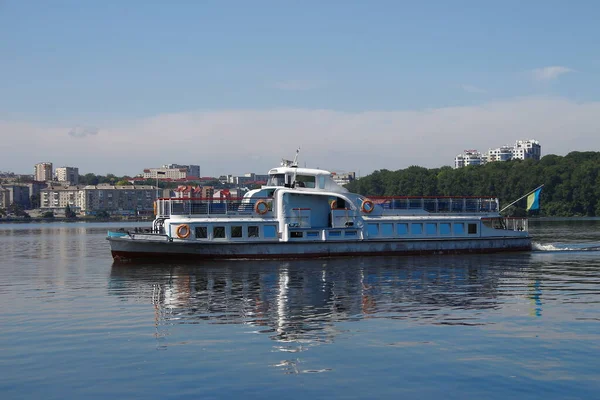 Large Tourist Ship Floats Pond — Stock Photo, Image