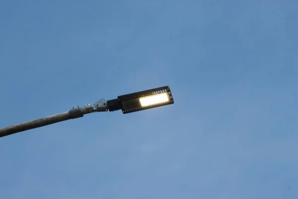 Lámpás Egy Elektromos Rúdon Parkban — Stock Fotó