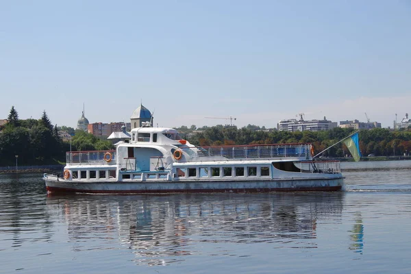 Large Tourist Ship Floats Pond — Stock Photo, Image