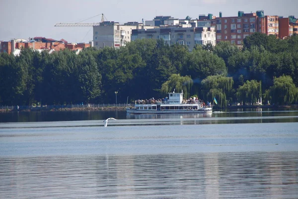 Velká Turistická Loď Plave Jezírku — Stock fotografie