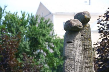 Parktaki yerlilerin taş heykelleri.