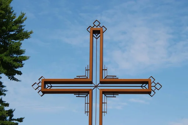 Croce Cristiana Metallo Nel Parco Ternopil — Foto Stock