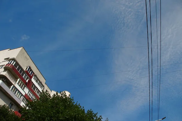 Vacker Blå Himmel Och Vita Moln Efter Ett Starkt Åskväder — Stockfoto