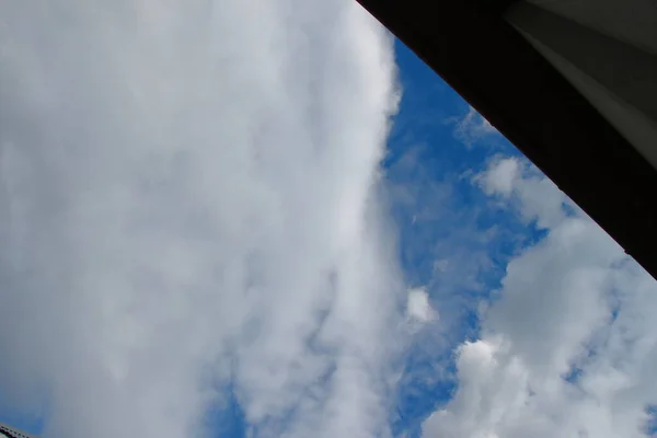 Céu Azul Bonito Nuvens Brancas Depois Uma Forte Tempestade — Fotografia de Stock