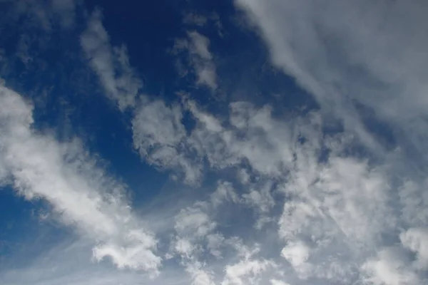 Красивое Голубое Небо Белые Облака После Сильного Грозы — стоковое фото