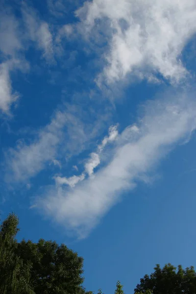 Vacker Blå Himmel Och Vita Moln Efter Ett Starkt Åskväder — Stockfoto