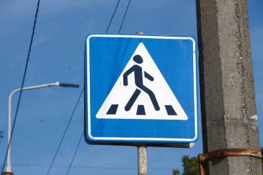 Direkte yol tabelası var.