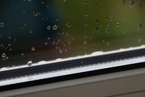 雨の後窓ガラスに水が落ちる — ストック写真