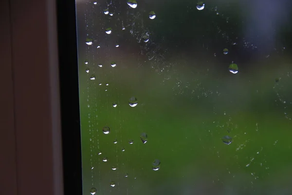 雨后玻璃上的水滴 — 图库照片