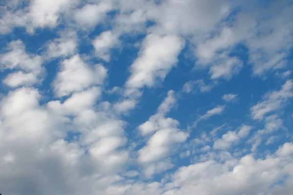 Langit Biru Dan Awan Putih Pada Bulan Agustus — Stok Foto