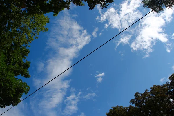 八月白云上美丽的蓝天 — 图库照片