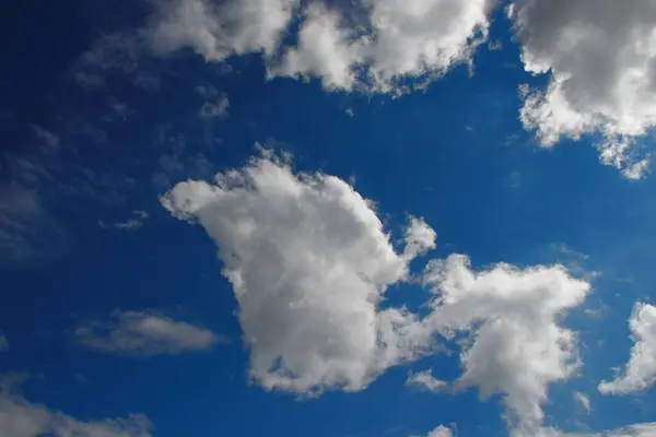 Indah Langit Biru Awan Putih Pada Bulan Agustus — Stok Foto