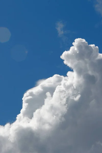 Indah Langit Biru Awan Putih Pada Bulan Agustus — Stok Foto