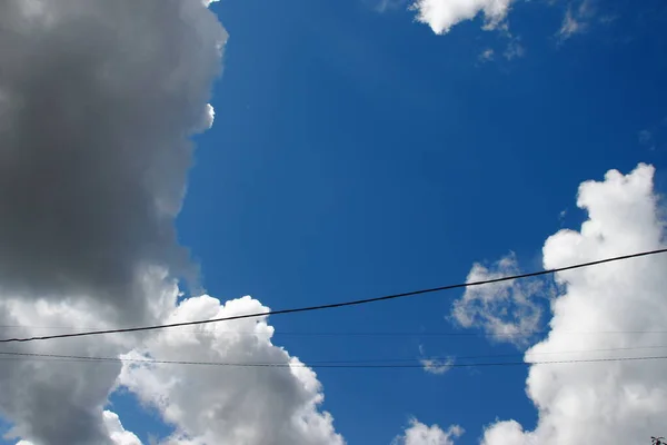 Piękne Błękitne Niebo Białych Chmurach Sierpniu — Zdjęcie stockowe
