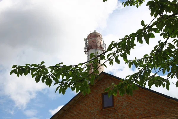 Das Hohe Rohr Des Heizraums Besteht Aus Ziegelsteinen — Stockfoto