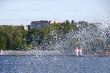 Ağustos 'ta şehir çeşmesinde su fışkırıyor.