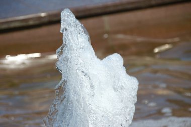 Ağustos 'ta şehir çeşmesinde su fışkırıyor.