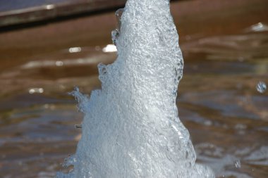 Ağustos 'ta şehir çeşmesinde su fışkırıyor.