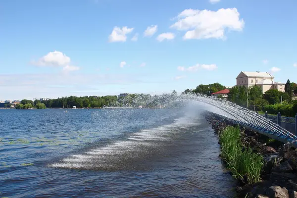 8月の市内噴水の水のジェット — ストック写真