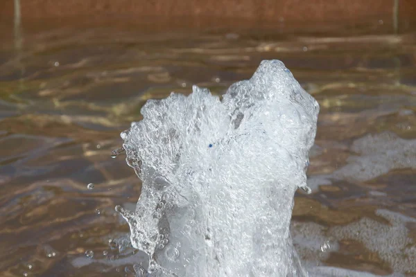 八月在一个城市的喷泉里喷出的水 — 图库照片