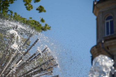 Ağustos 'ta şehir çeşmesinde su fışkırıyor.