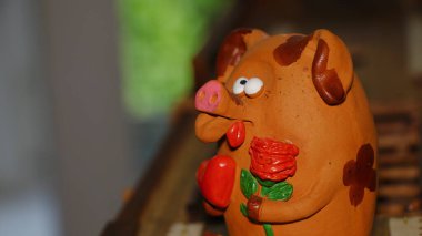 Masada kalbi olan oyuncak domuz.