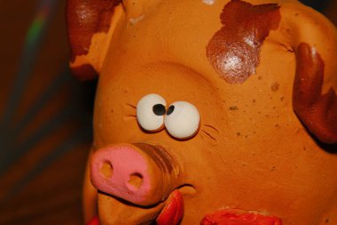 Masada kalbi olan oyuncak domuz.