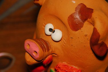 Masada kalbi olan oyuncak domuz.