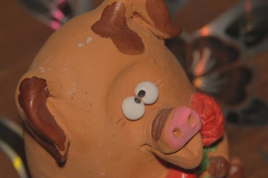 Masada kalbi olan oyuncak domuz.