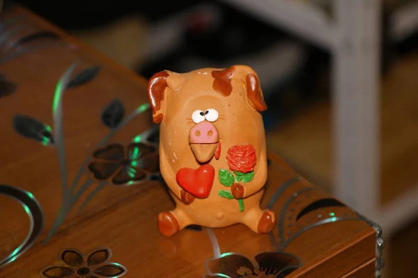 Zabawkowa Świnia Sercem Stole — Zdjęcie stockowe