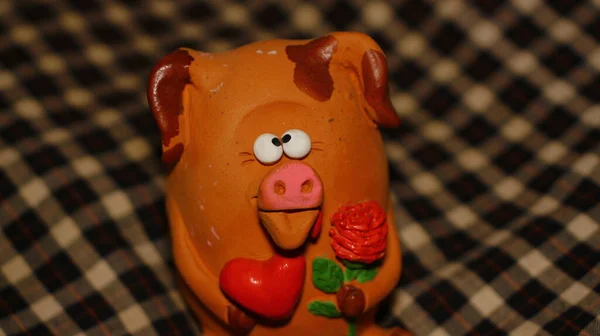 Zabawkowa Świnia Sercem Stole — Zdjęcie stockowe