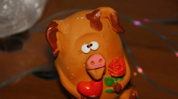 Porco Brinquedo Com Coração Mesa — Fotografia de Stock