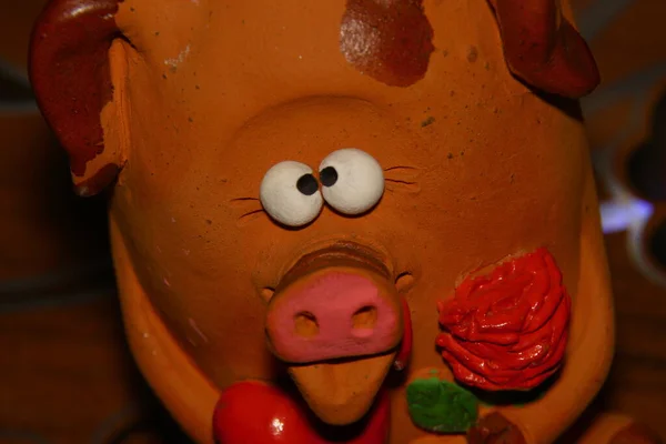 テーブルの上にハートのおもちゃの豚 — ストック写真
