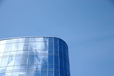 Ofis merkezi, mavi cam cepheli.