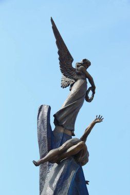 Oyuncak bir melek ve bir adam heykeli