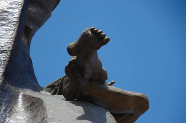 Oyuncak bir melek ve bir adam heykeli