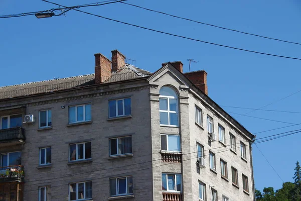 市内中心部にある旧ソ連のアパートの建物 — ストック写真