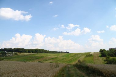 Mavi gökyüzü ve beyaz bulutlar Ağustosta açık bir günde