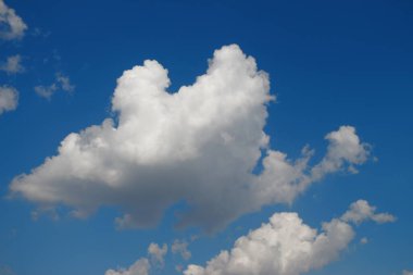 Mavi gökyüzü ve beyaz bulutlar Ağustosta açık bir günde