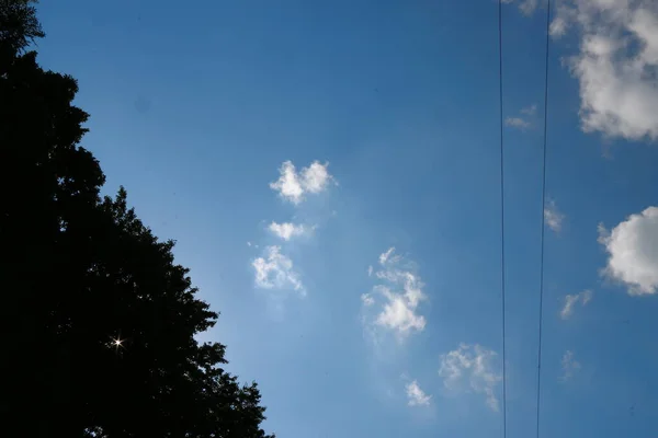 Cielo Azul Nubes Blancas Día Claro Agosto —  Fotos de Stock
